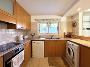 Kuchyň nebo kuchyňský kout v ubytování STAY Agapi Sea view Villa