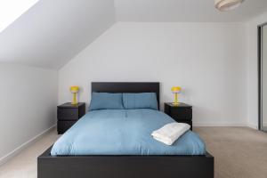 Postel nebo postele na pokoji v ubytování Spacious 4BR House EV Parking Near Centre MK