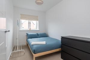 Postel nebo postele na pokoji v ubytování Spacious 4BR House EV Parking Near Centre MK