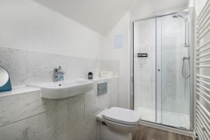 Koupelna v ubytování Spacious 4BR House EV Parking Near Centre MK + 34 fotografií