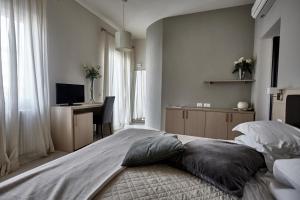 En eller flere senge i et værelse på Rouge Lifestyle Living Home