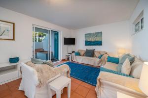 ein Wohnzimmer mit Sofa und Tisch in der Unterkunft Villa Prainha in Alvor