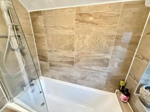 y baño con ducha y bañera blanca. en 3-Bedroom Luxury House, Oxford, Free Parking, WiFi, Garden, en Oxford 31 fotos más
