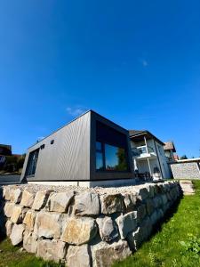SeewaldChalet Seewald - Tiny House的一座带石墙的现代房子