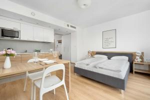 Una cama o camas en una habitación de Air Conditioned Studios in Wrocław Center with Parking by Noclegi Renters