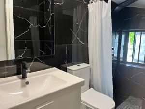 Un baño con lavabo blanco y inodoro. en Casa Luna beach side Luxurious comfy apt in center Paphos, en Paphos 16 fotos más