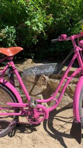 a pink bike is parked in the sand at Strandlust Döbeln - Bungalow für eine gemütliche Auszeit im Herbst in Döbeln