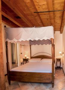 um quarto com uma cama de dossel e um tecto de madeira em Casa Genoveffa em Veneza