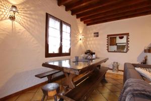 a living room with a table and a couch at Le cailhabas in Lescun