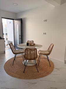 Posezení v ubytování The PALM Fuseta