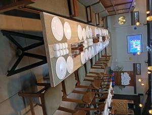 una fila de platos en la pared de un restaurante en Hotel Sudarsh Deluxe, en Satara 2 fotos más