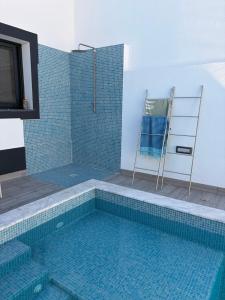 Bazén v ubytování The PALM Fuseta nebo v jeho okolí