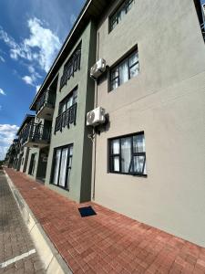 un bâtiment avec des fenêtres sur son côté dans l'établissement Cozy Loft, à Gaborone