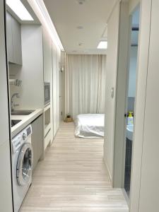 - une cuisine avec lave-linge et sèche-linge dans la chambre dans l'établissement Modern, Natural Studio near Sindorim Station, New Building, à Séoul