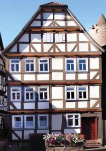 a half timbered house with flowers in front of it at Unterkunft für bis zu 10 Personen im Fachwerkhaus in Schlitz