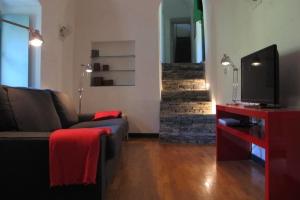 TV a/nebo společenská místnost v ubytování 2 Bed House Sleeps 5 - Terrace - Communal Pool