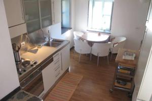 Kuchyň nebo kuchyňský kout v ubytování 2 Bed House Sleeps 5 - Terrace - Communal Pool