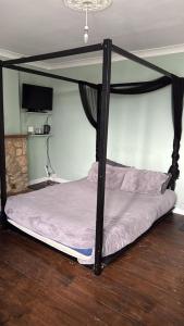 Gallery image of Countrylife Large Green Suite- road noise in Lincoln