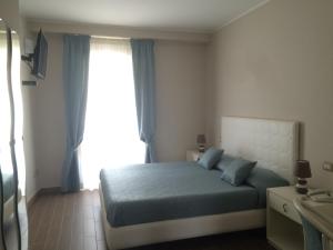 A bed or beds in a room at Hotel Sant'Anna