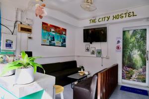 Una sala de espera con un sofá y un cartel que dice "hospital de la ciudad". en The City Hostel, en Islas Phi Phi
