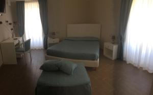 A bed or beds in a room at Hotel Sant'Anna