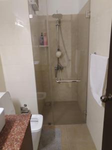 Ένα μπάνιο στο Ocean Breeze Sea View Apartment