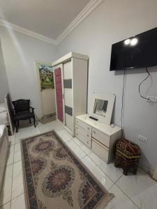 sala de estar con TV y escritorio en Falcon pyramids inn, en El Cairo 118 fotos más