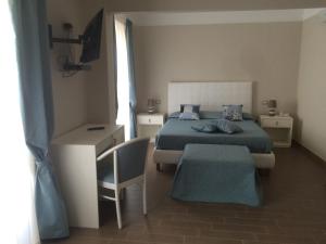 A bed or beds in a room at Hotel Sant'Anna