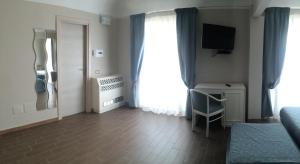 A television and/or entertainment centre at Hotel Sant'Anna