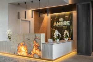 Un escaparate con un gran cartel con un trozo de carne. en Rezydencja AMBRE, en Łeba 152 fotos más