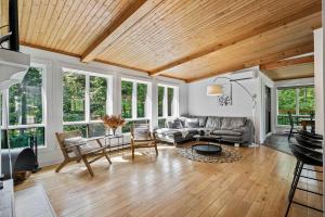 Posezení v ubytování Lake - Spa - Pool Table - Chalet Ookpik