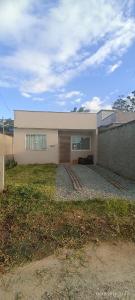 una grande casa bianca con garage di Casa da edi a Piçarras