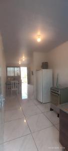 una cucina vuota con frigorifero e tavolo di Casa da edi a Piçarras