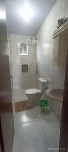 un bagno bianco con un water e un lavandino di Casa da edi a Piçarras