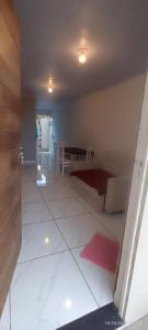 un soggiorno con un tavolo e un divano di Casa da edi a Piçarras