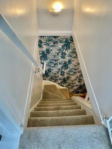 a staircase in a house with a wall at Stylish & Spacious 2 Storey, 3 Bed Apartment in Kent