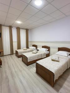 Cette chambre comprend 3 lits. dans l'établissement Hotel Sofia Samarkand, à Samarcande
