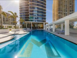 - une piscine dans un bâtiment avec de grands bâtiments dans l'établissement Surfers Paradise Skyline 3BR Free CP Ocean View Apartment, à Gold Coast