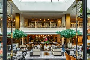 - un hall d'un hôtel avec des tables et des chaises dans l'établissement Montien Hotel Surawong Bangkok, à Bangkok