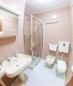 Et badeværelse på São Roque Suites