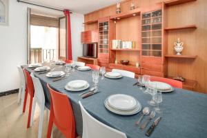 a dining room with a blue table and chairs at Poble tranquil prop de Tarragona i Portaventura in Catllar
