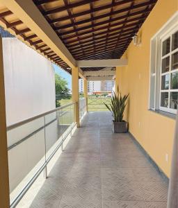 Un balcón de una casa con techo de madera. en Hostel beach, en Aracaju