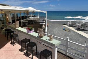 - un bar sur la plage avec vue sur l'océan dans l'établissement 1 Bed Cottage Sleeps 4 Private Garden - Pool, à Colletta
