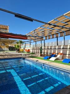 Bazén v ubytování مزرعة اللؤلؤة الريفية nebo v jeho okolí