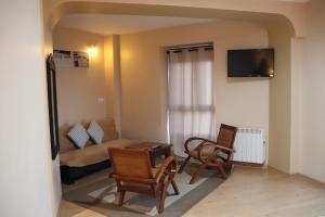 a living room with two chairs and a couch at Hotel Balcón de San Bartolo in Barreiros