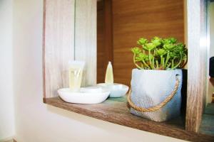HannにあるDakarByDays-DBD001 Appartement Amandine 1 chambreの鉢棚