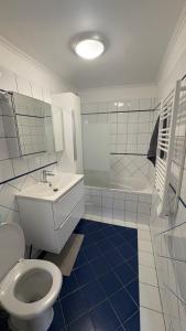 a bathroom with a toilet and a sink and a tub at Appartement T2 à Neuilly in Neuilly-sur-Seine