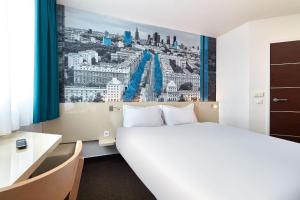 ein Hotelzimmer mit Bett und Blick auf die Stadt in der Unterkunft B&B Hotel Warszawa-Okęcie in Warschau