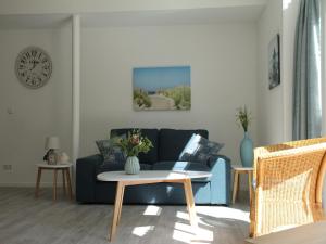 Χώρος καθιστικού στο Stunning apartment in Schoorl, North Hollandâ you can bike to the beach