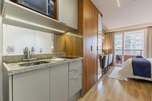 a kitchen with a sink and a microwave at Studio Conforto a 15Min da USP e perto do mêtro butantã in São Paulo